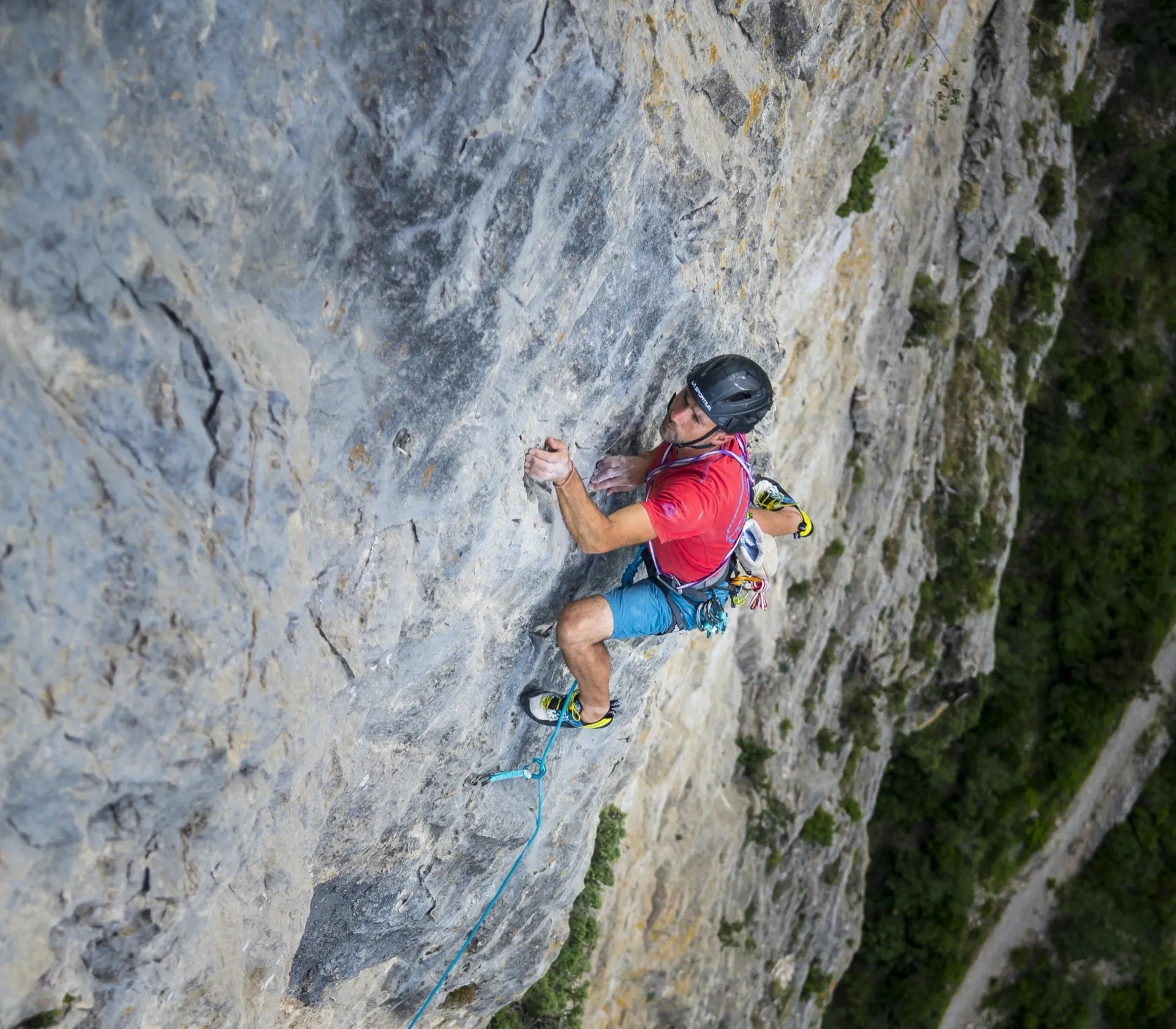 Arno Catzeflis en escalade sur un surplomb calcaire