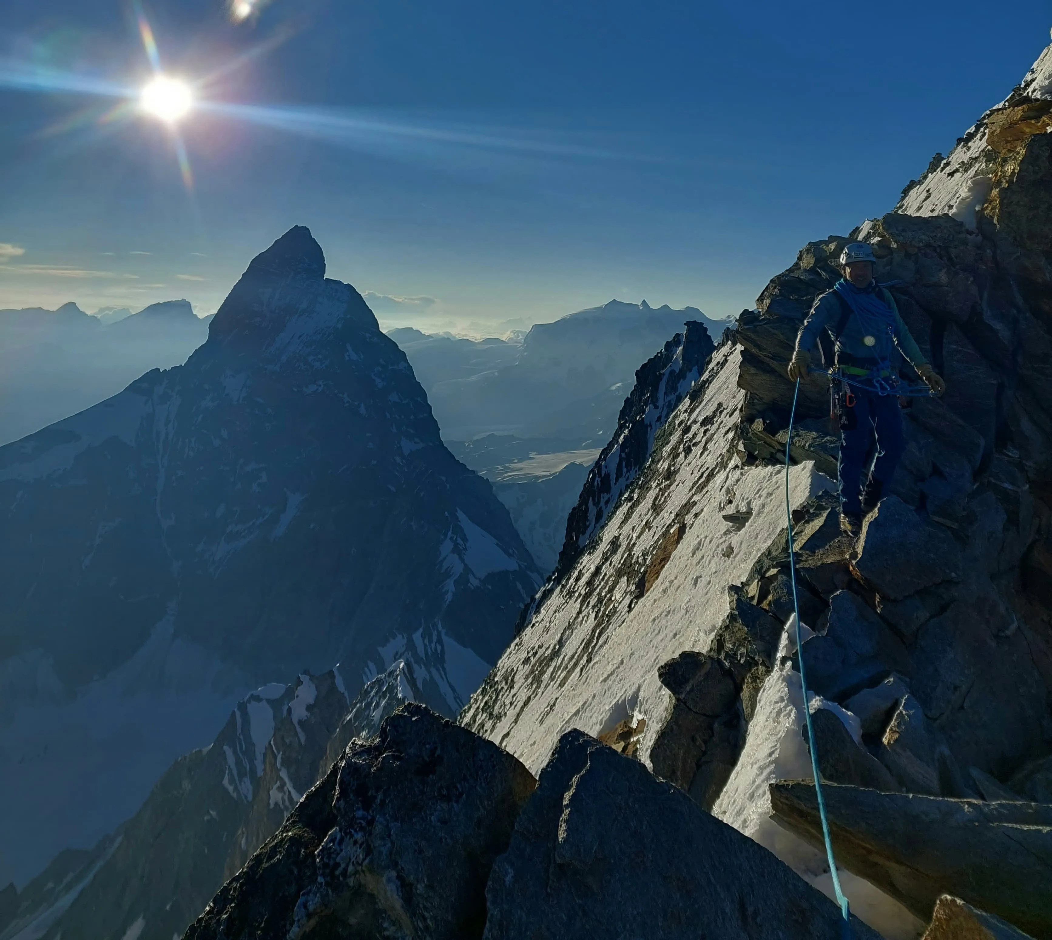 Arnaud Catzeflis en alpinisme sur une arête avec le Cervin en arrière-plan