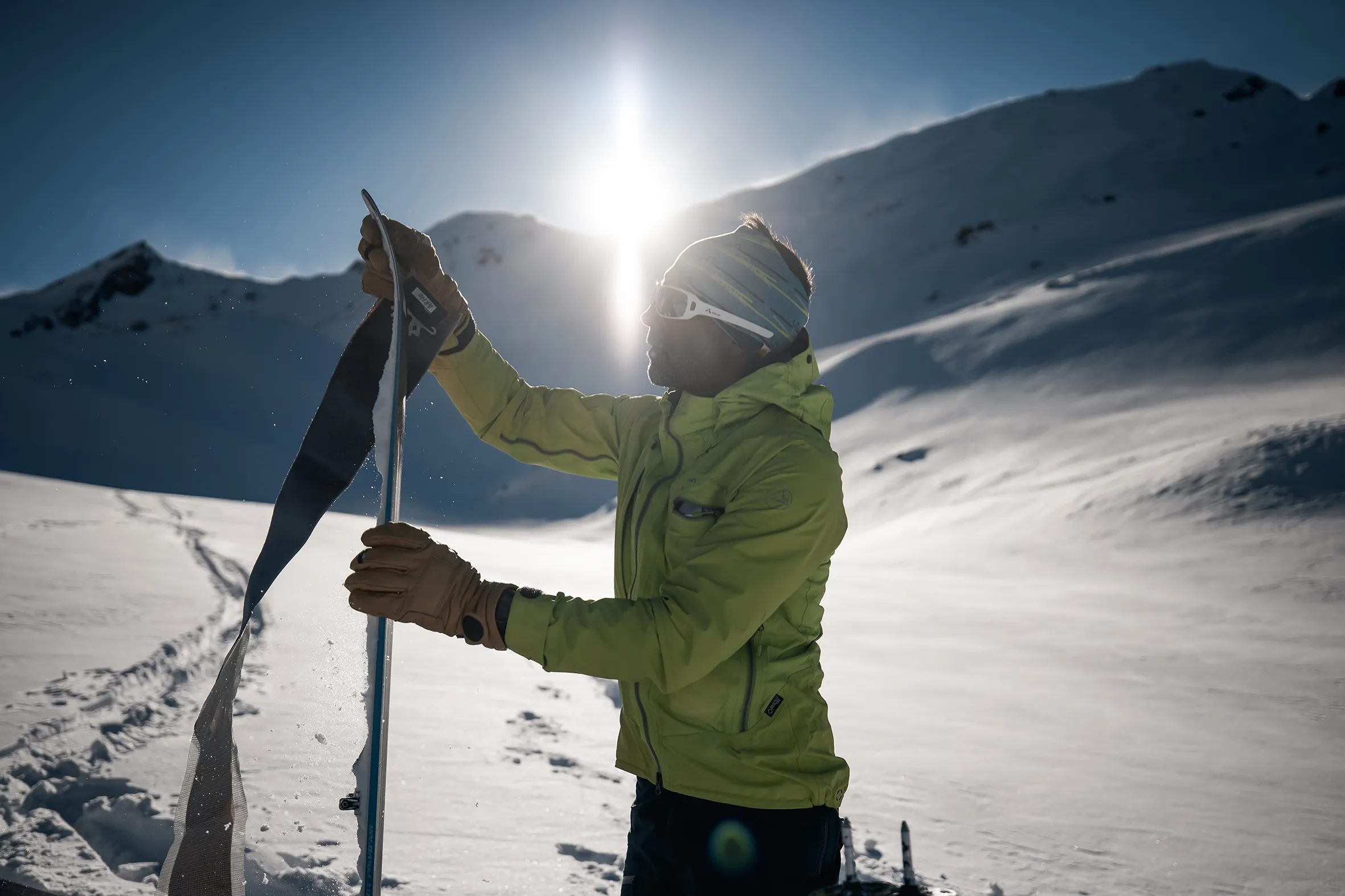 Trace de montée en ski de randonnée au lever du soleil