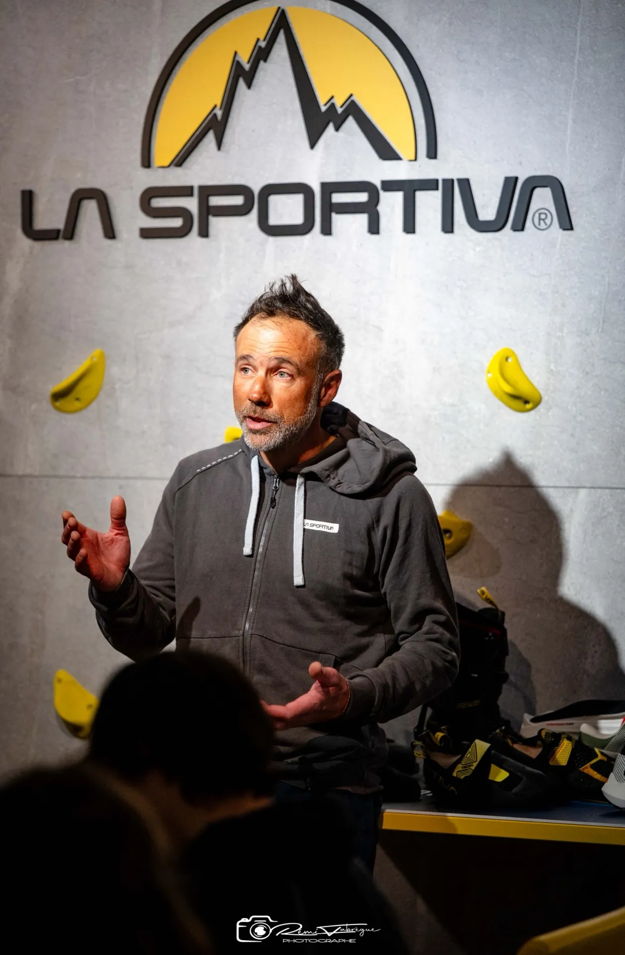 Arno Catzeflis au stand La Sportiva