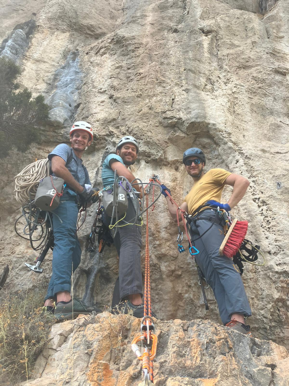 L'équipe en action sur le caillou gris de Saint-Guilhem